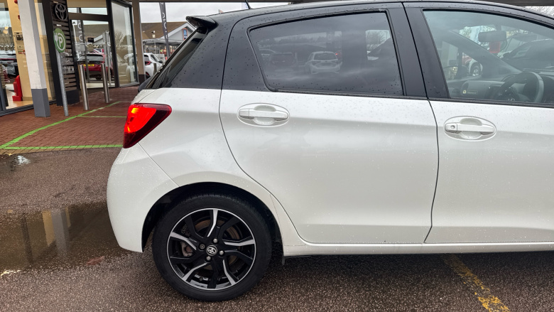 Toyota Yaris 1.33 VVT-i Design 5dr Petrol Hatchback